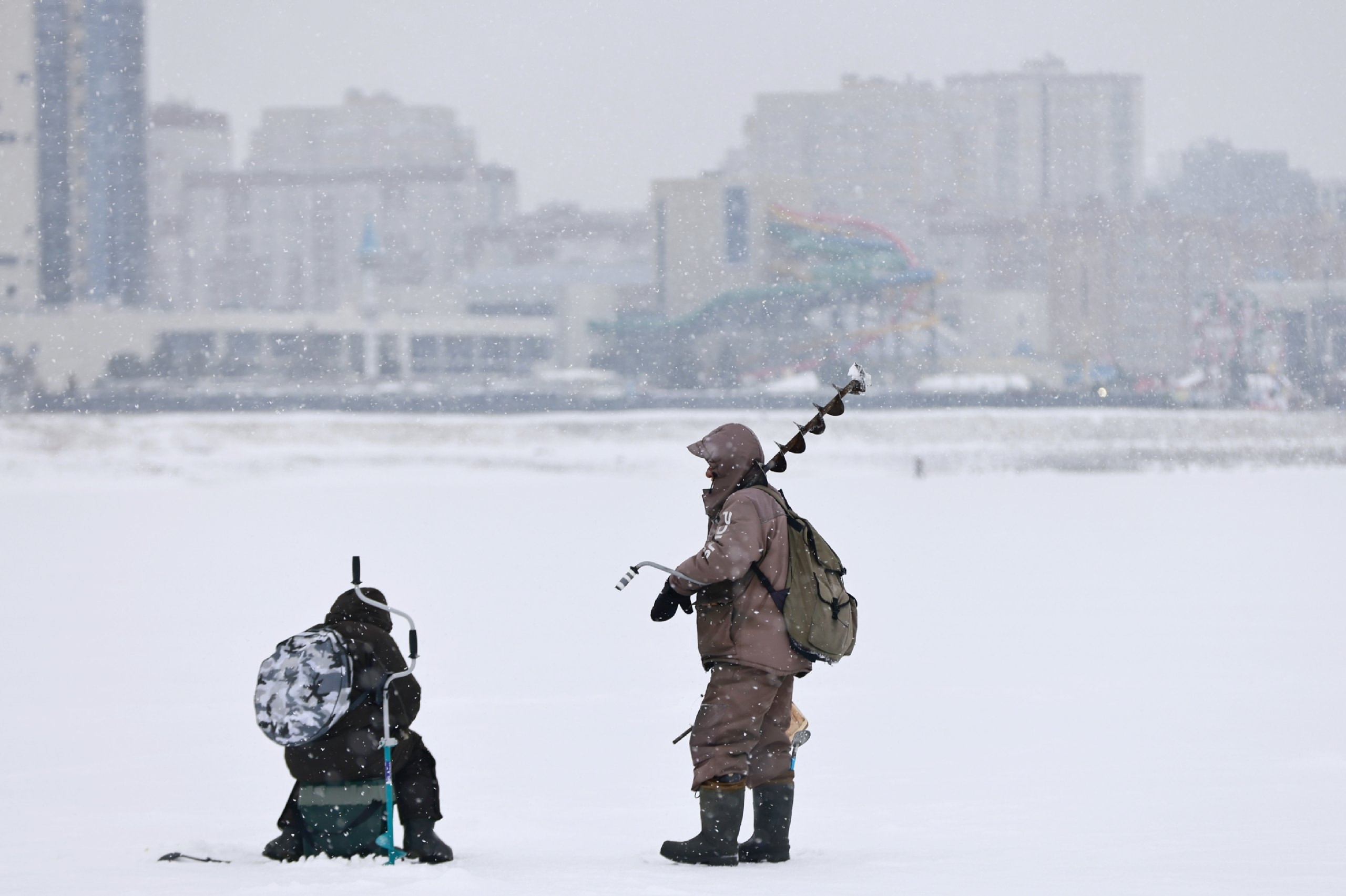Лед не сформировался, а татарстанцы уже рыбачат: МЧС предупредило об опасности