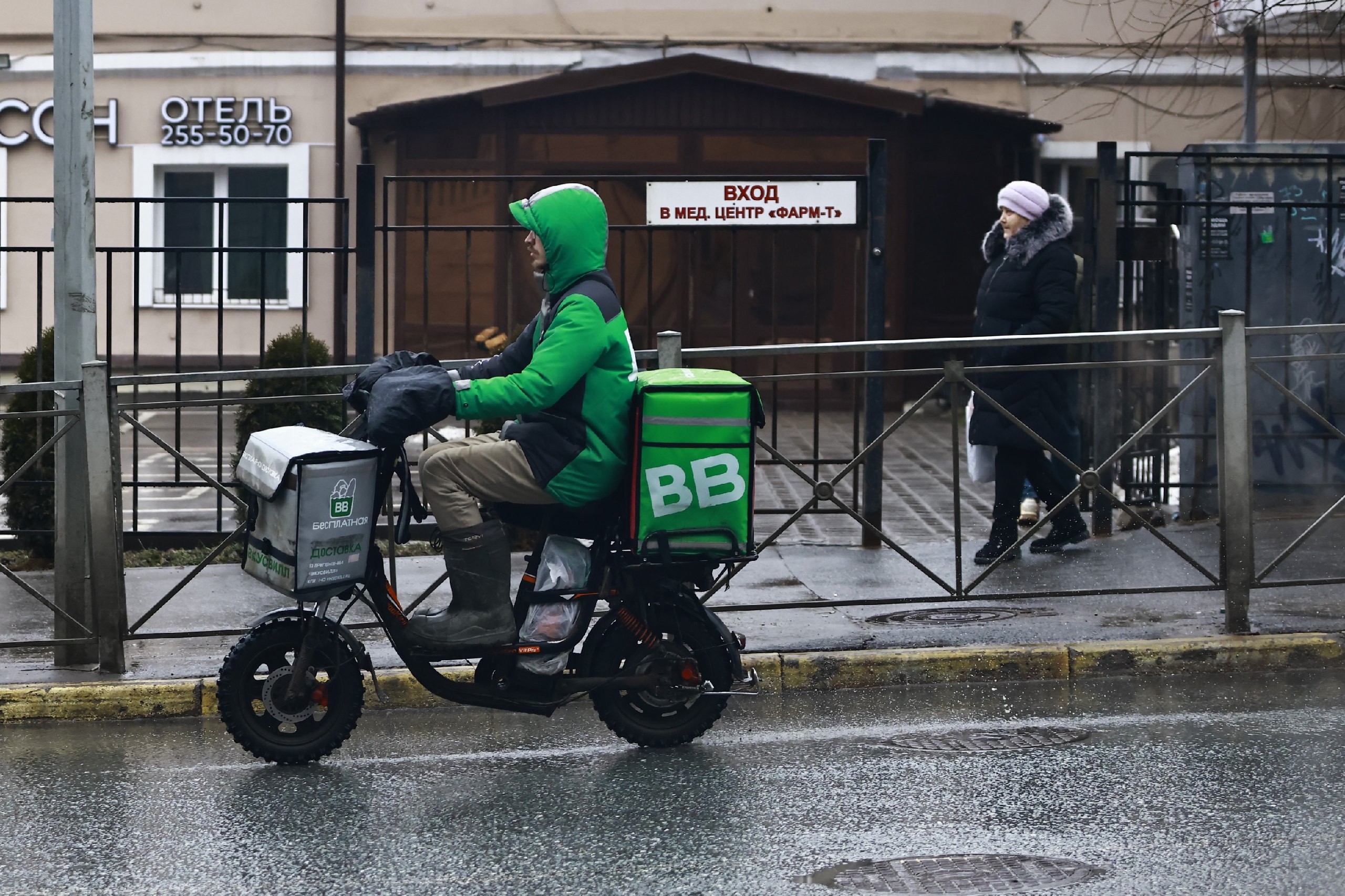 Лантратова предложила полностью запретить езду курьеров на оживленных тротуарах