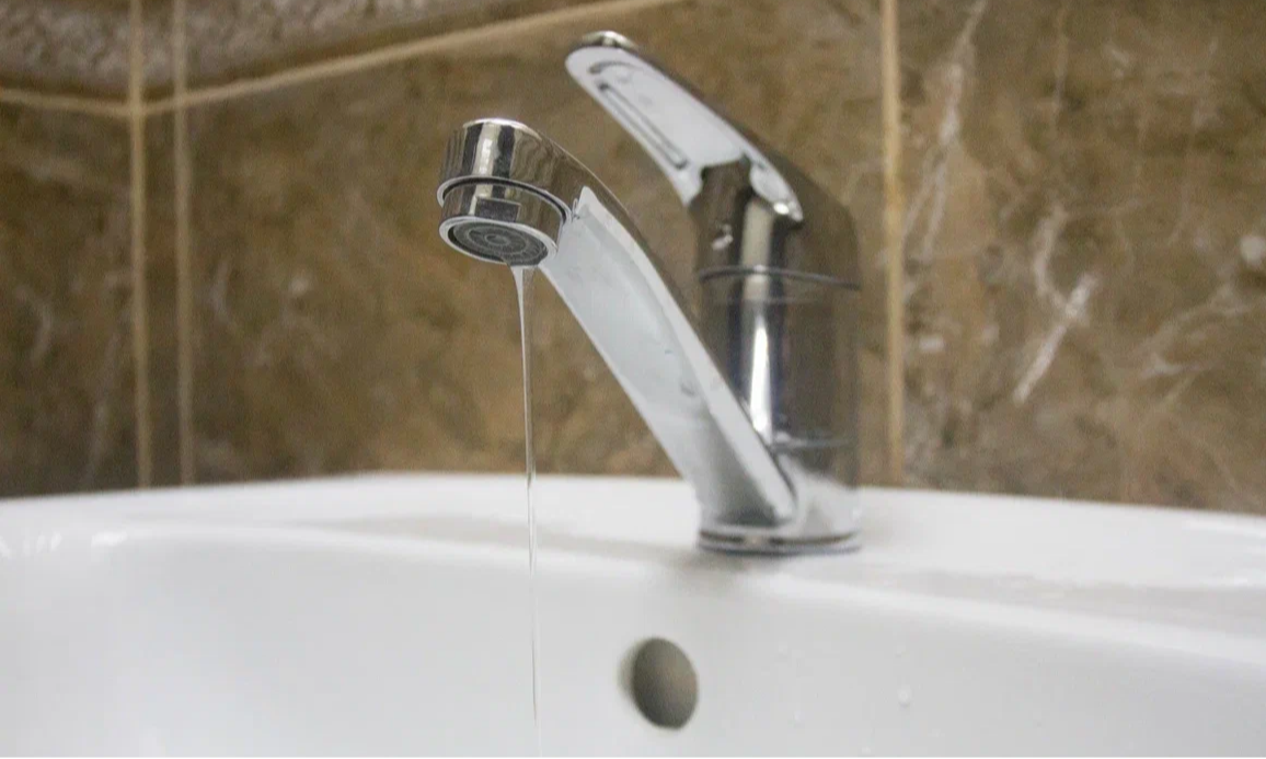 Из-за аварии на водопроводе отключат воду на более чем 20 улицах Казани