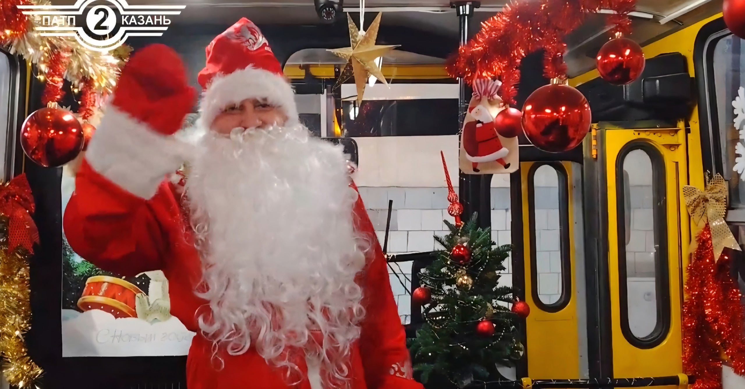 Ретроавтобус с новогодним оформлением вышел на маршрут в Казани