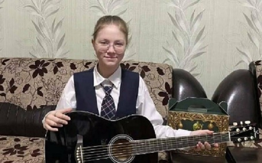 Рустам Минниханов подарил девочке из Буинска гитару