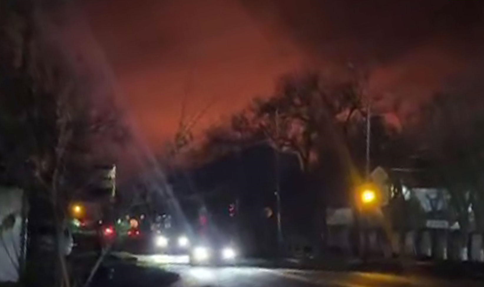 Из-за атаки беспилотников в промзоне Ставропольского края начался пожар