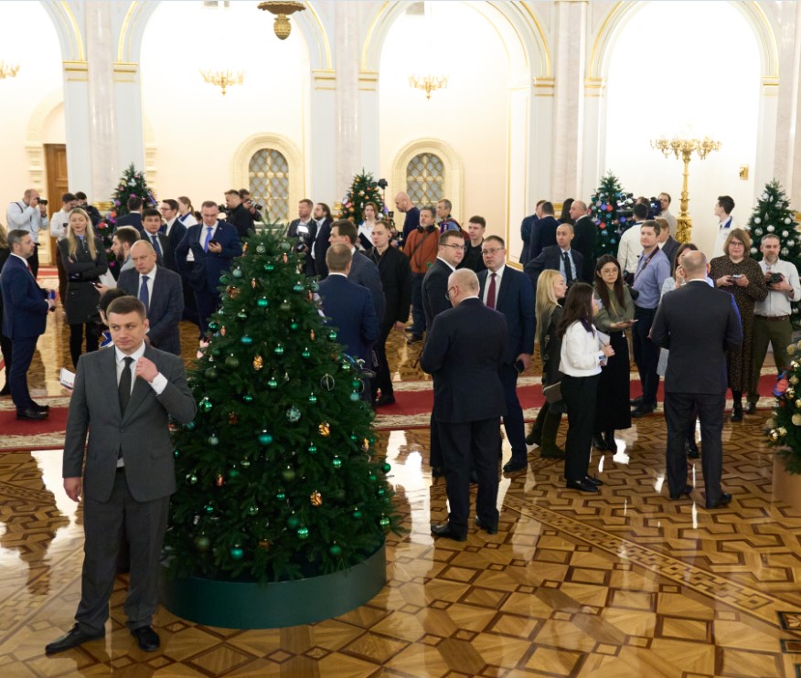 Минниханов в Москве снял с «Елки желаний» шары детей из Татарстана и ЛНР