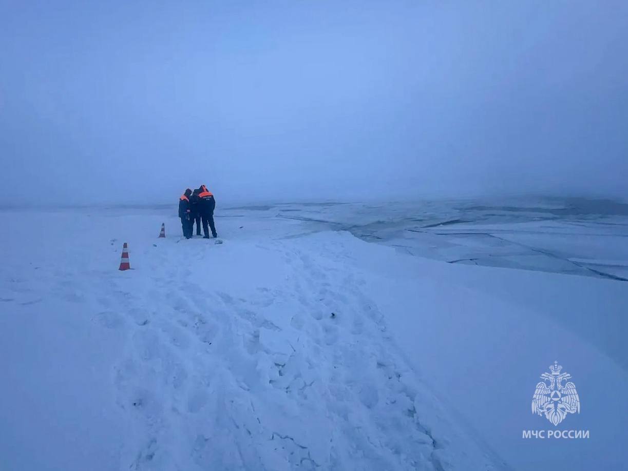 Автомобиль с пассажирами провалился под лёд в Якутске