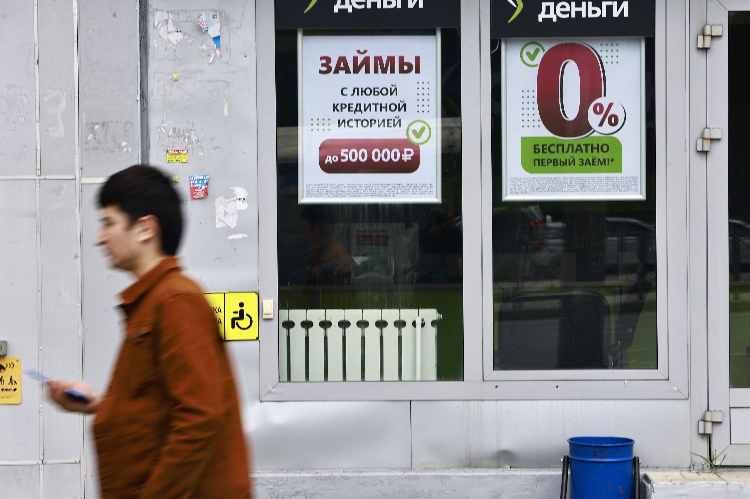 Около восьми миллионам жителей России запрещен выезд из страны из-за долгов