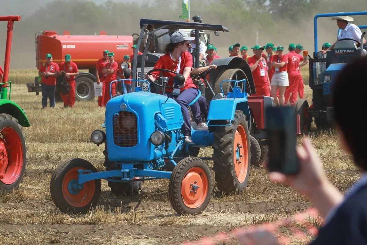 Татарстанские аграрии за год пополнили парк 305 тракторами и 139 комбайнами