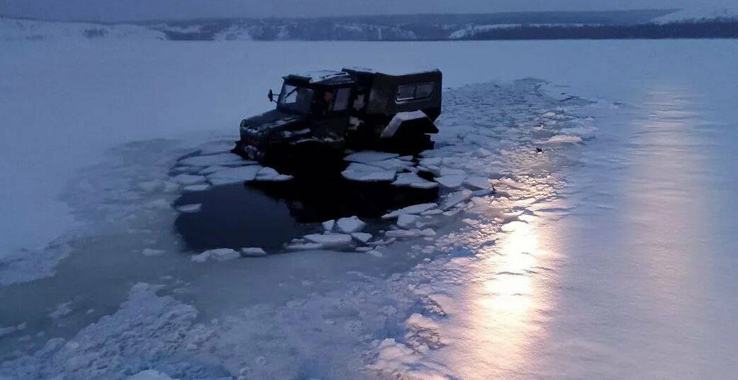 Двое рыбаков на вездеходе провалились под лед Камы в Татарстане