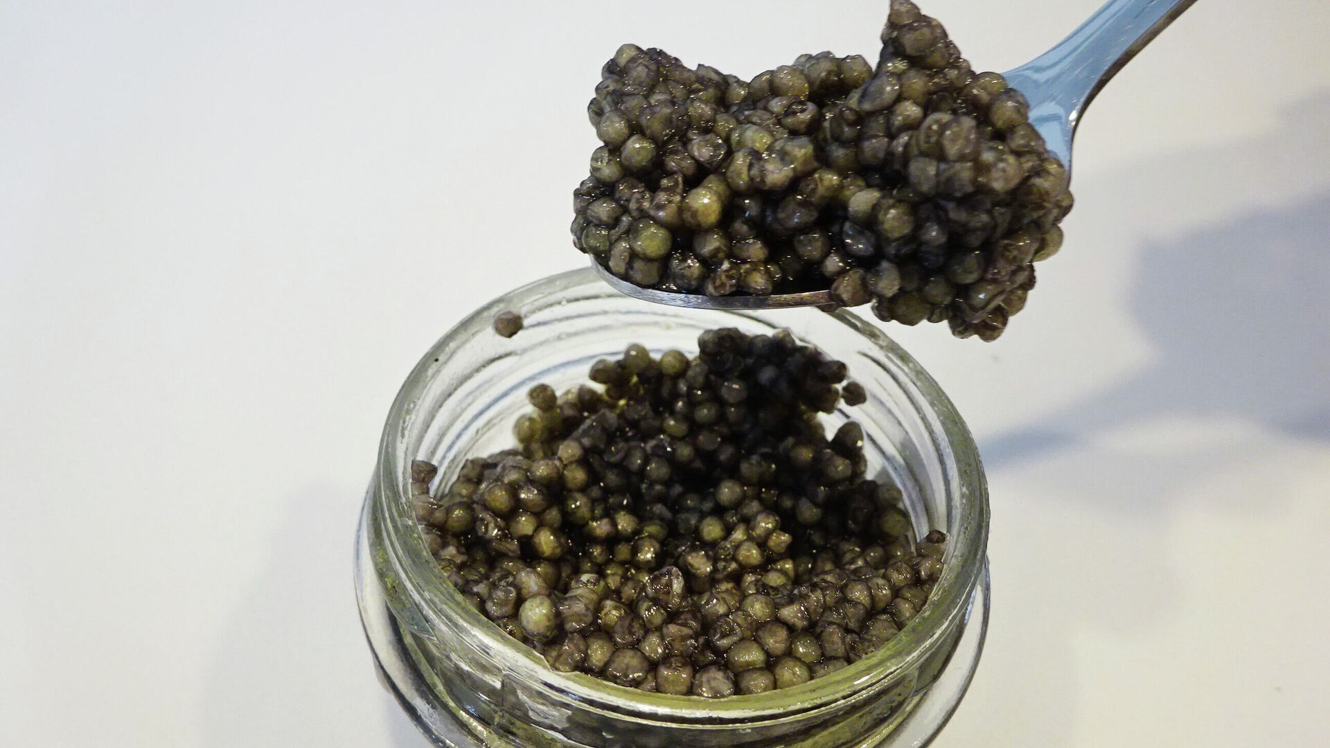 Почти 700 рублей отдадут россияне за один бутерброд с черной икрой