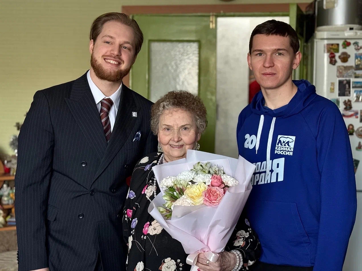 Казанские молодогвардейцы поздравили ветерана с Новым годом цветами и подарками