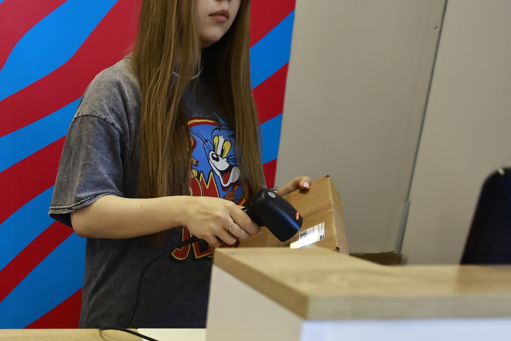 Школьница в пункте выдачи заказов Казани работала бесплатно и почти без выходных