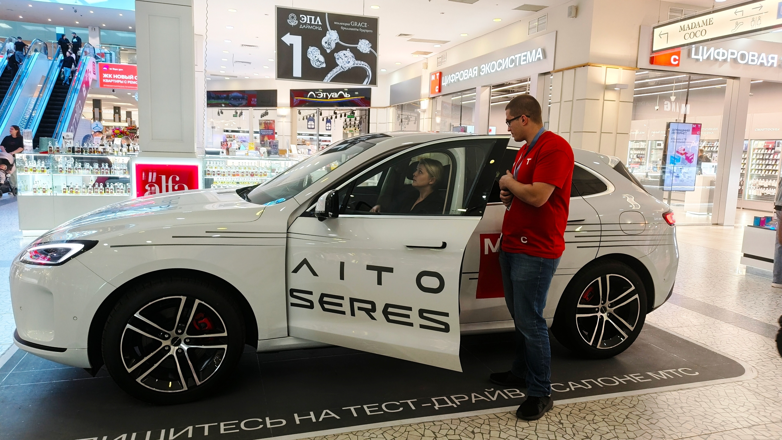 Казанцы начали покупать машины через салоны связи