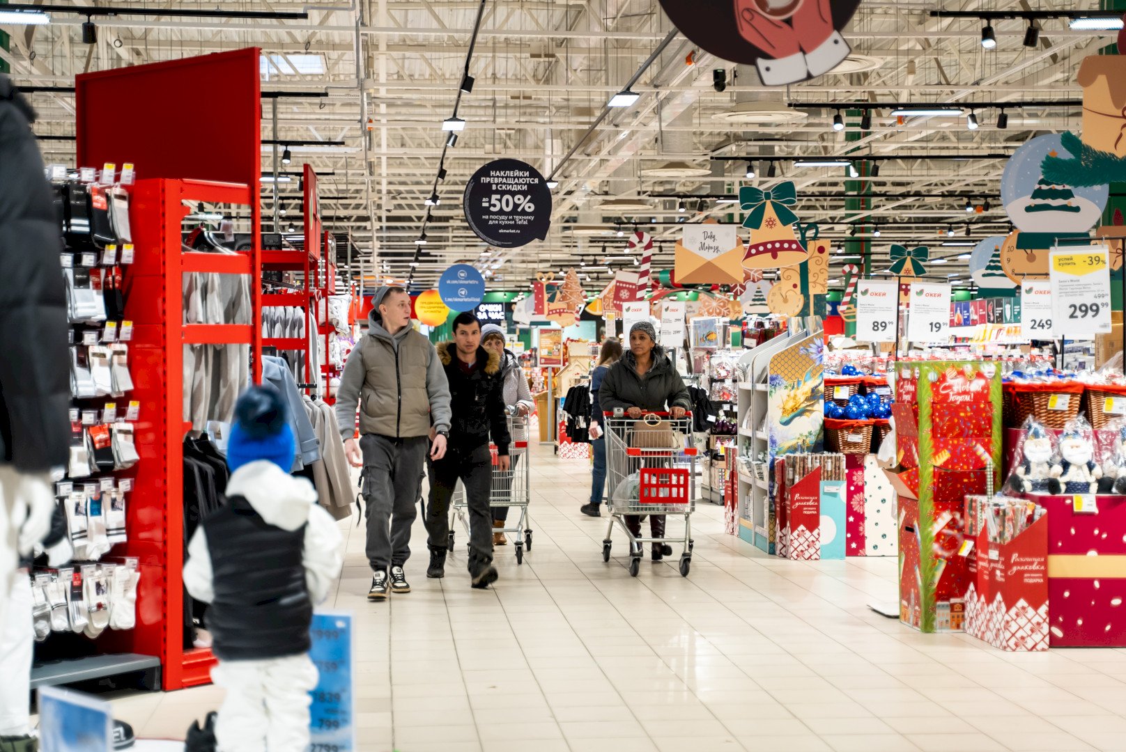 Победа дискаунтеров и схватка банков с маркетплейсами: итоги 2025 года в ретейле