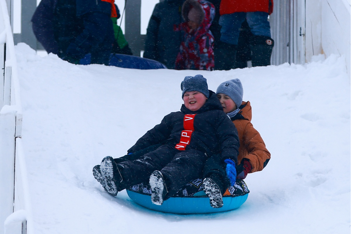 Депутат предупредил об опасности катания на тюбингах со стихийных горок
