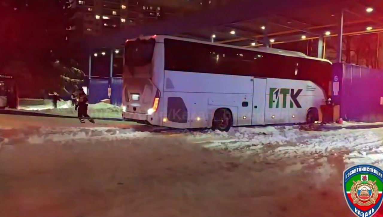 Казанские сотрудники Госавтоинспекции спасли из сугроба автобус с туристами