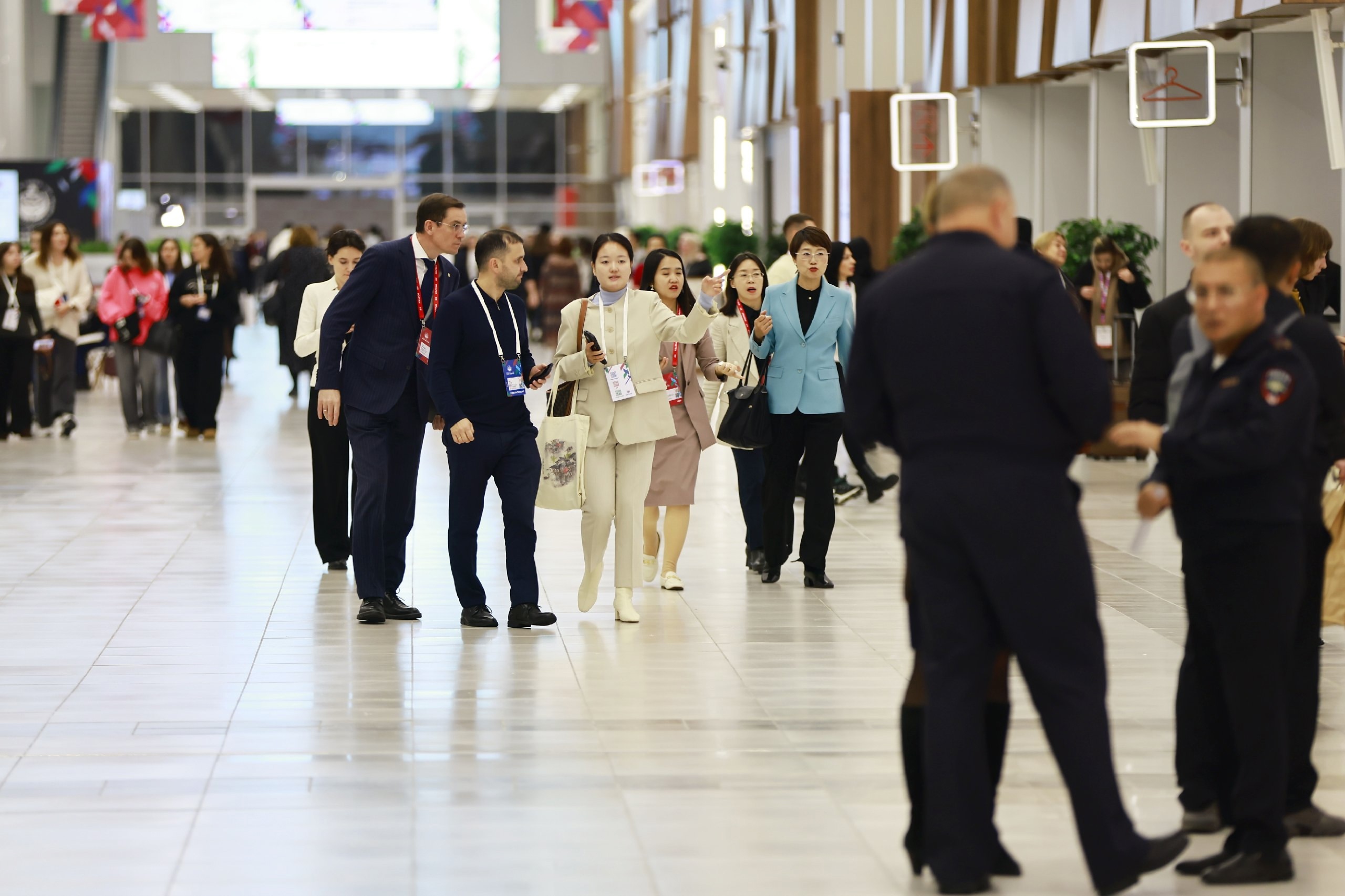 Множество российских туристов провели на границе с Китаем более 10 часов