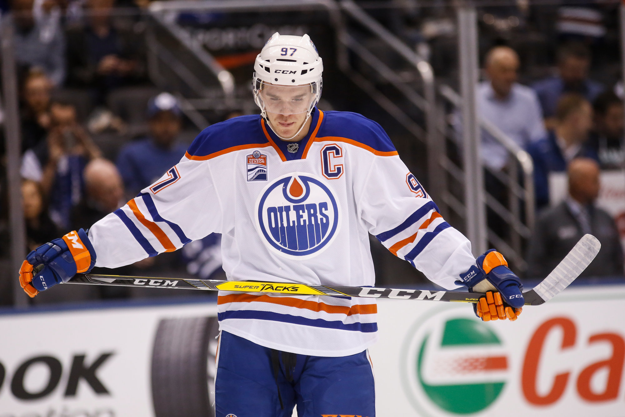 Макдэвид оформил хет-трик и вышел на первое место бомбардиров НХЛ