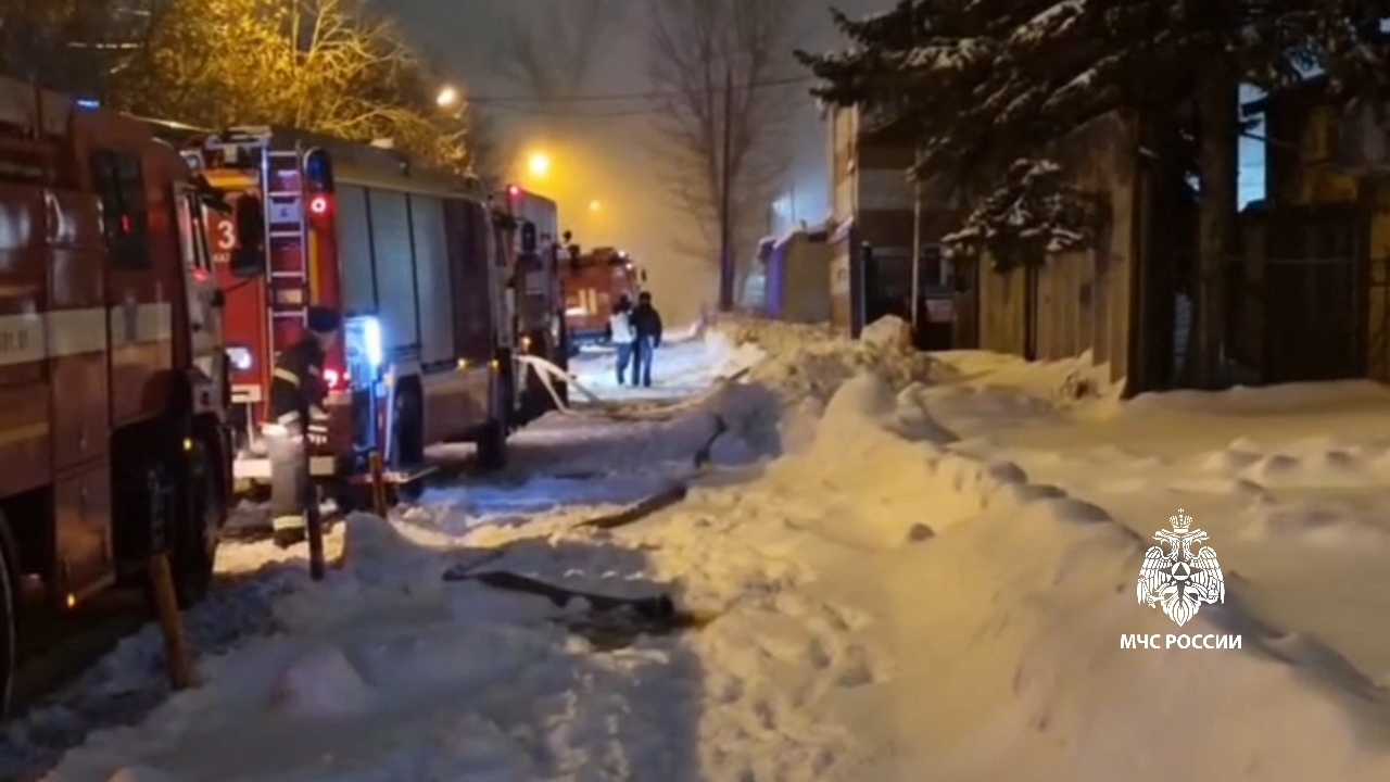 В Казани ночью произошел пожар на складе, расположенном на Тэцевской улице