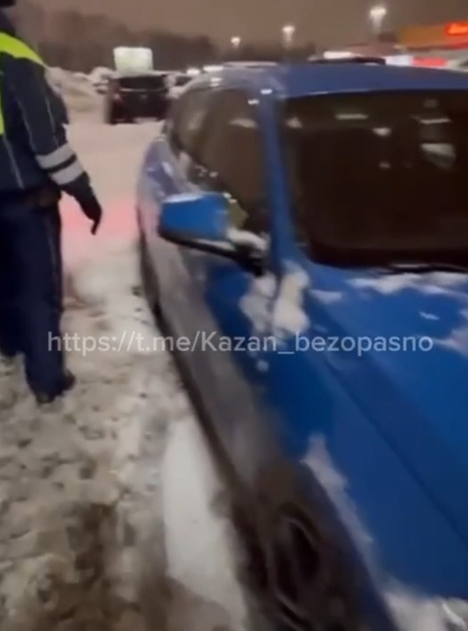 В Казани автоинспекторы спасли ребенка из запертой машины у ТЦ «Парк Хаус»