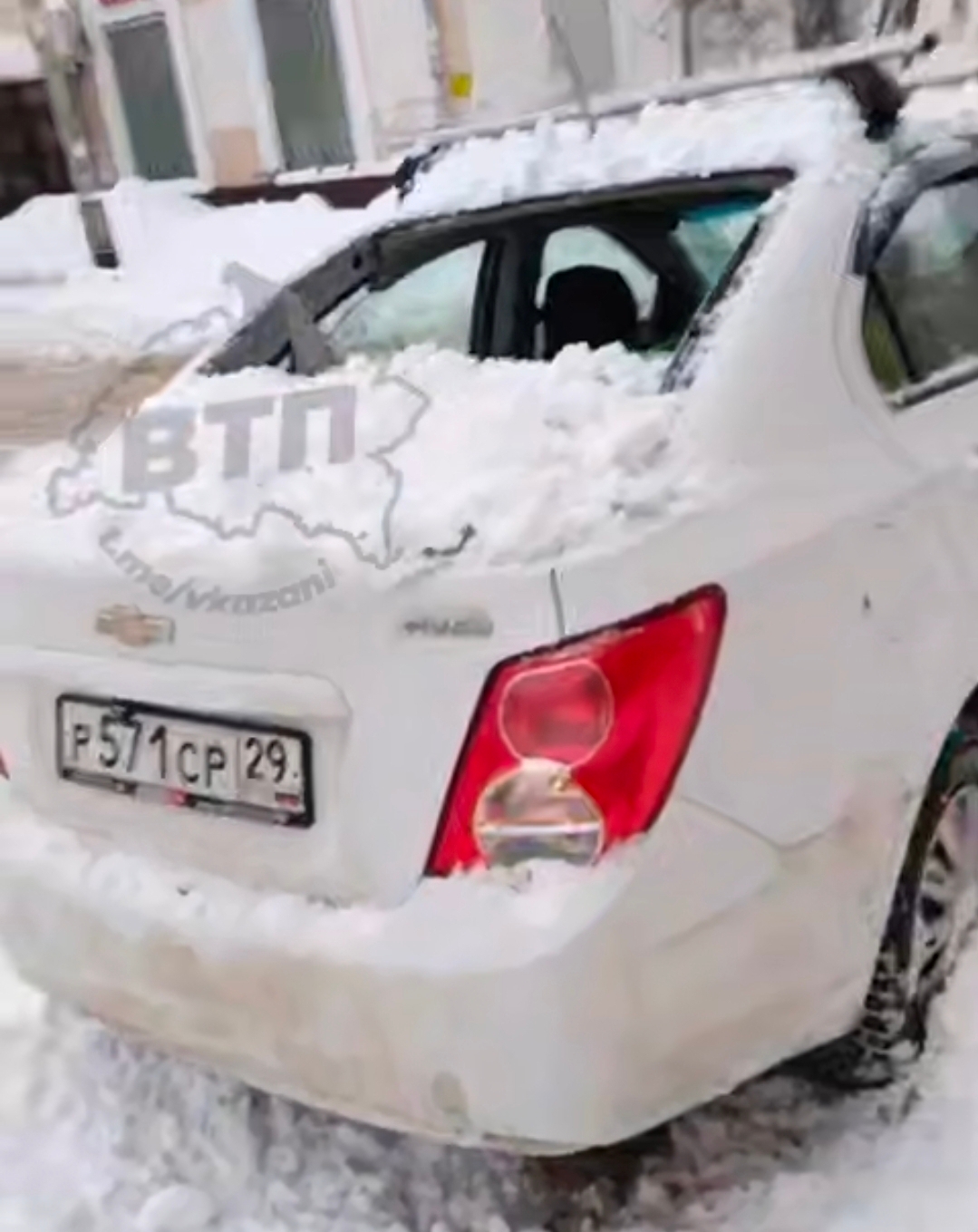 Прокуратура накажет УК за разбитую глыбой льда машину казанца