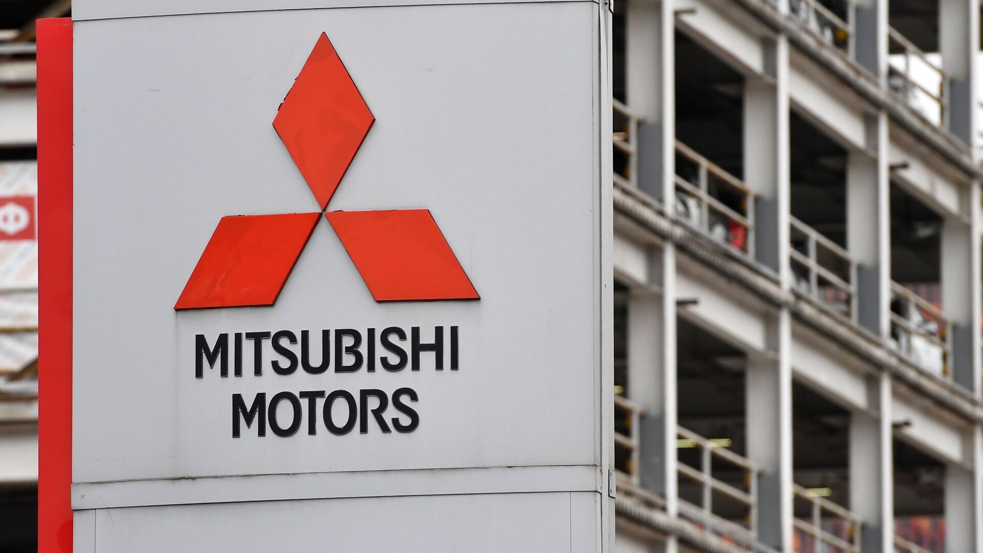 Mitsubishi начала производить Nissan