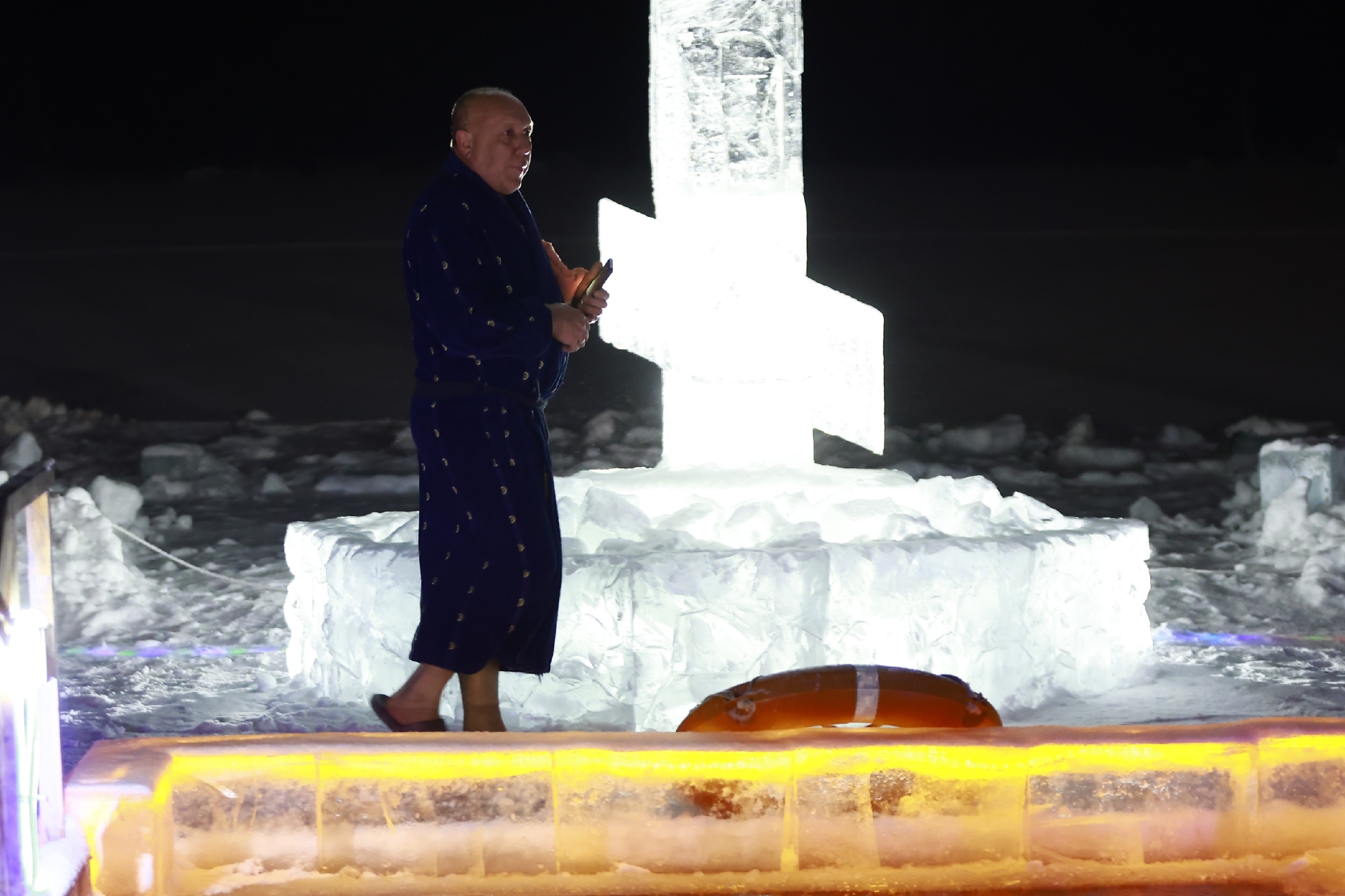 Смываем грехи? Нужно ли окунаться на Крещение