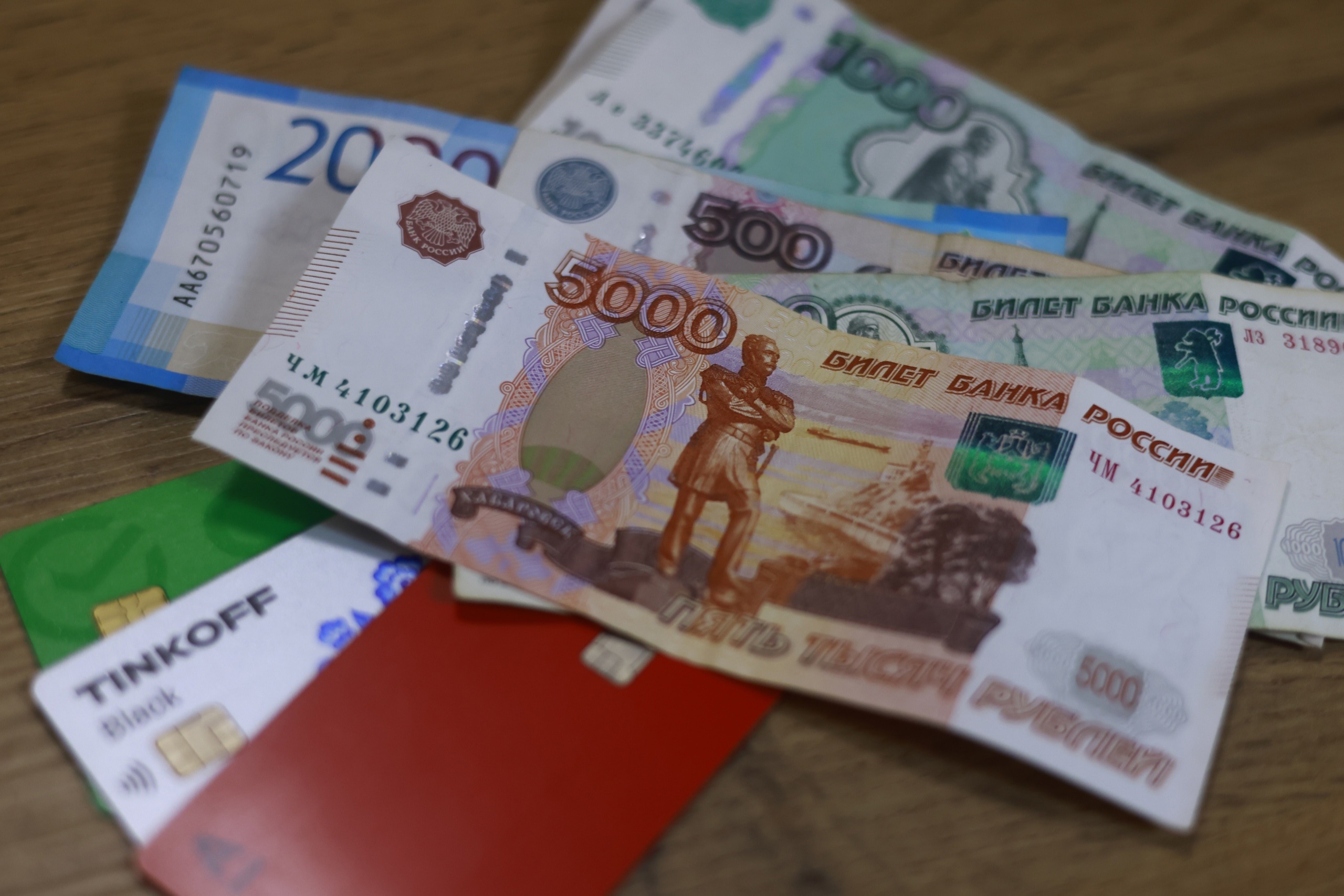 Центробанк усилит контроль за зарубежными переводами россиян