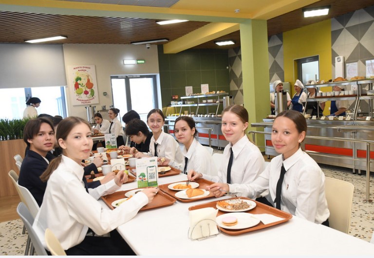 Около 3 миллиардов рублей выделят на бесплатное питание школьников Татарстана