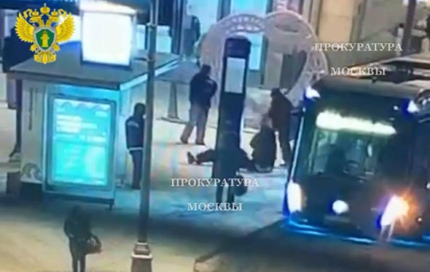 Подросток обстрелял из травматического пистолета трех хулиганов в Москве