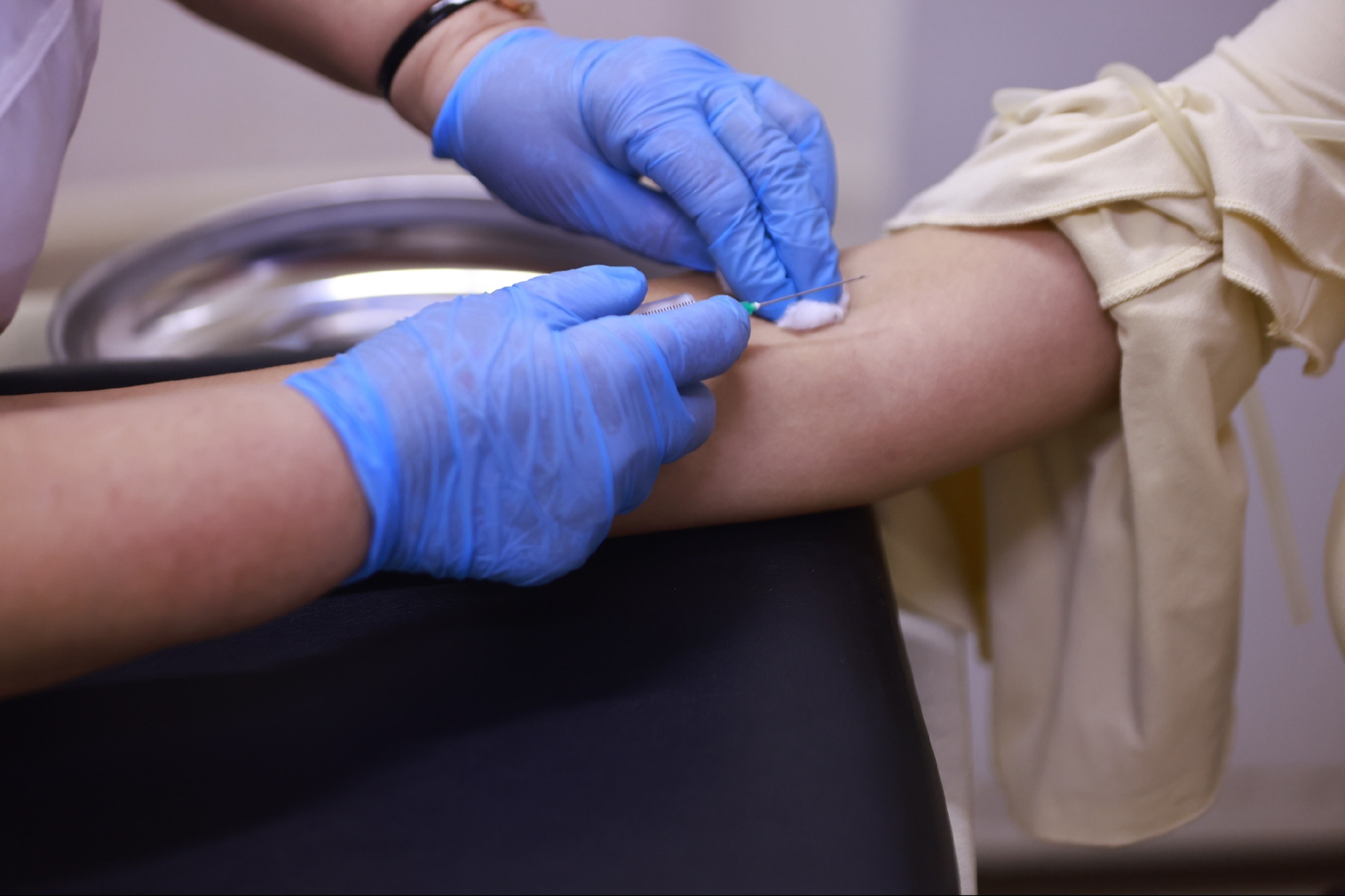 Первые пациенты готовятся к вакцинации от меланомы, заявил Гинцбург