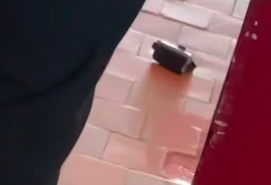 Школьник чуть не ударил током одноклассницу в Хабаровском крае, но пострадал сам