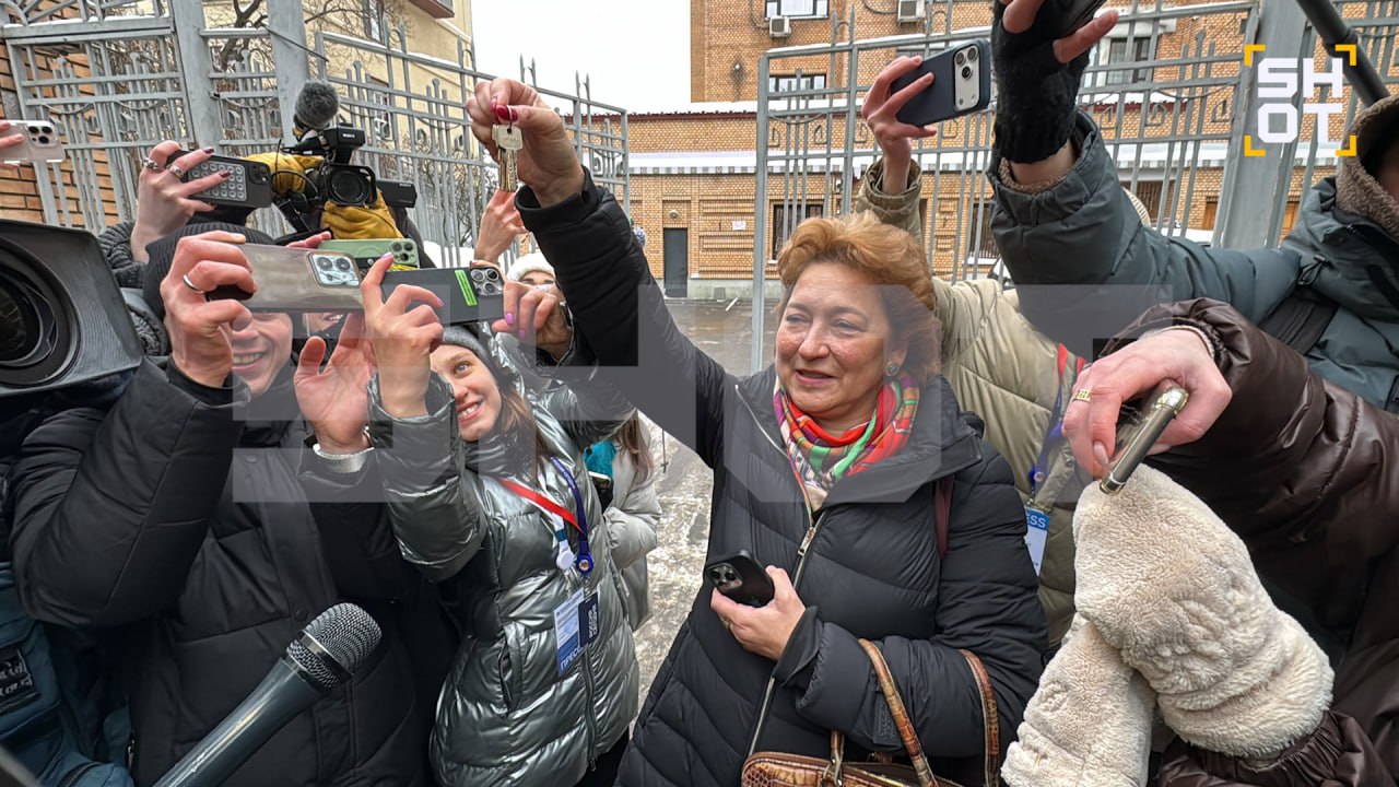 Ключи от бывшей квартиры Ларисы Долиной передали адвокату Полины Лурье