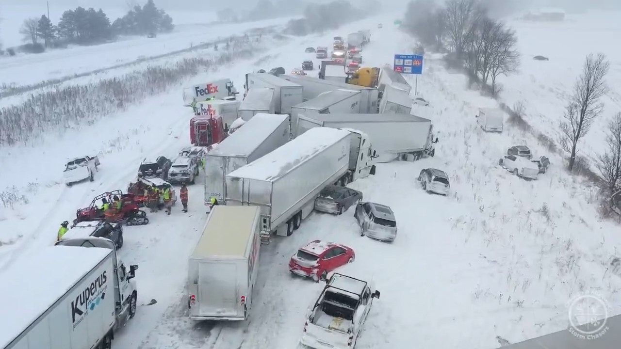 Массовое ДТП из более 100 машин произошло в США из-за снегопада