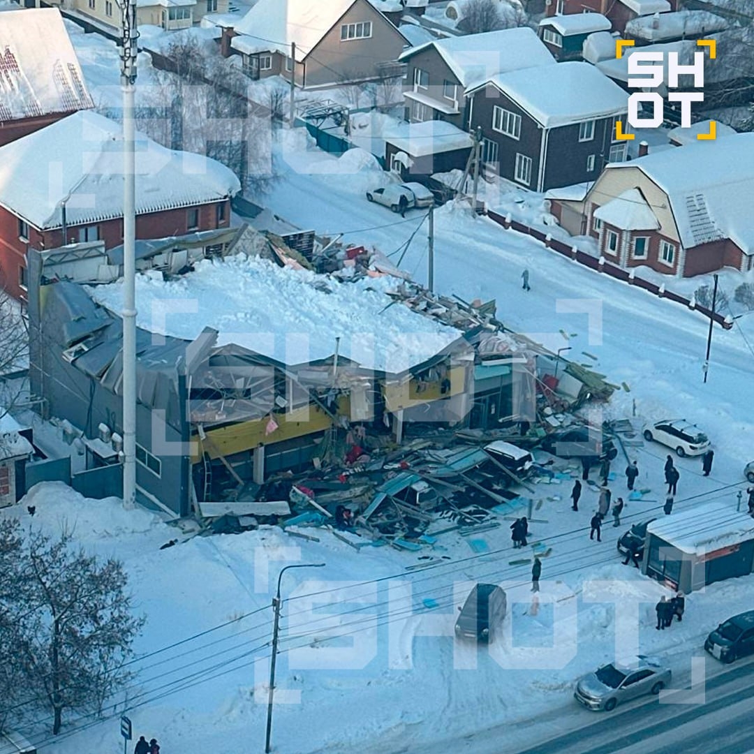 Крыша ТЦ в Новосибирске рухнула под натиском снега