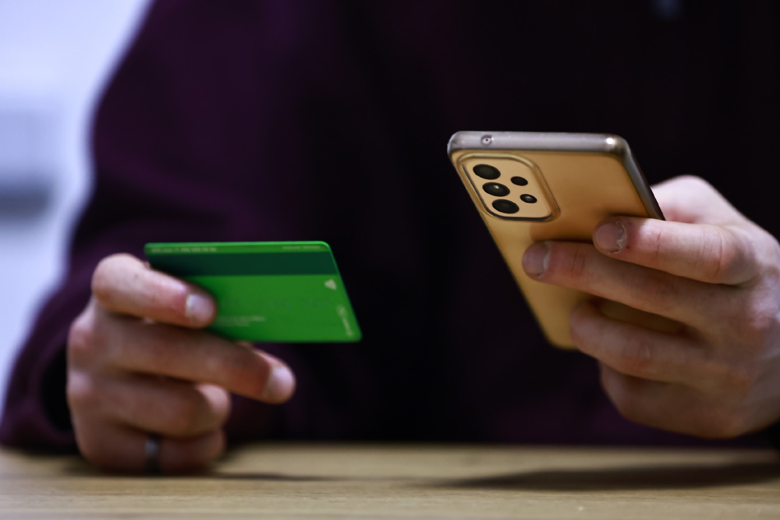 Жительницу Татарстана обманул на 1,6 млн рублей брокер из Барселоны