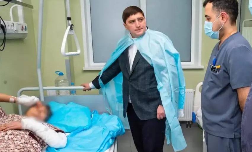 Мэр Нижнекамска навестил в больнице уборщицу, раненную при нападении на лицей