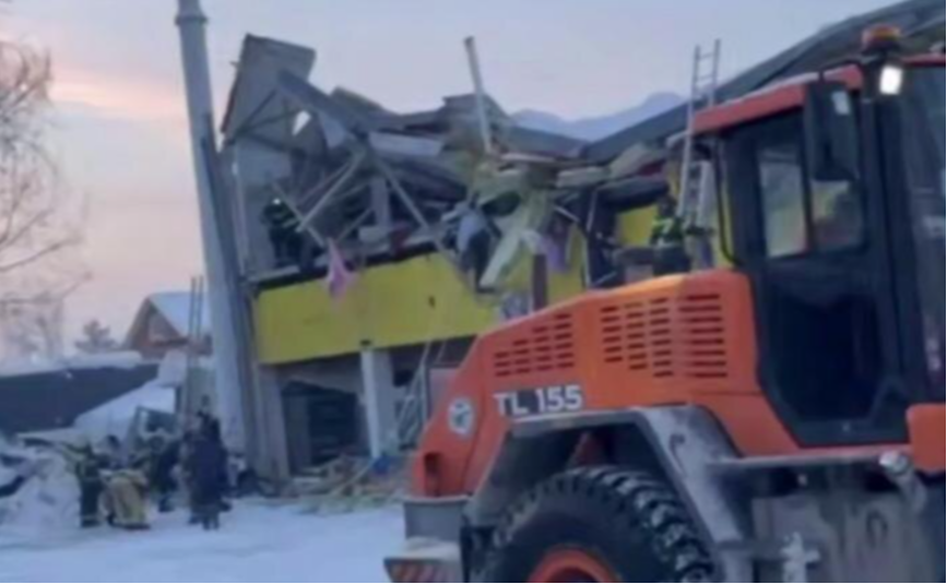 После обрушения крыши торговый центр в Новосибирске оцепили