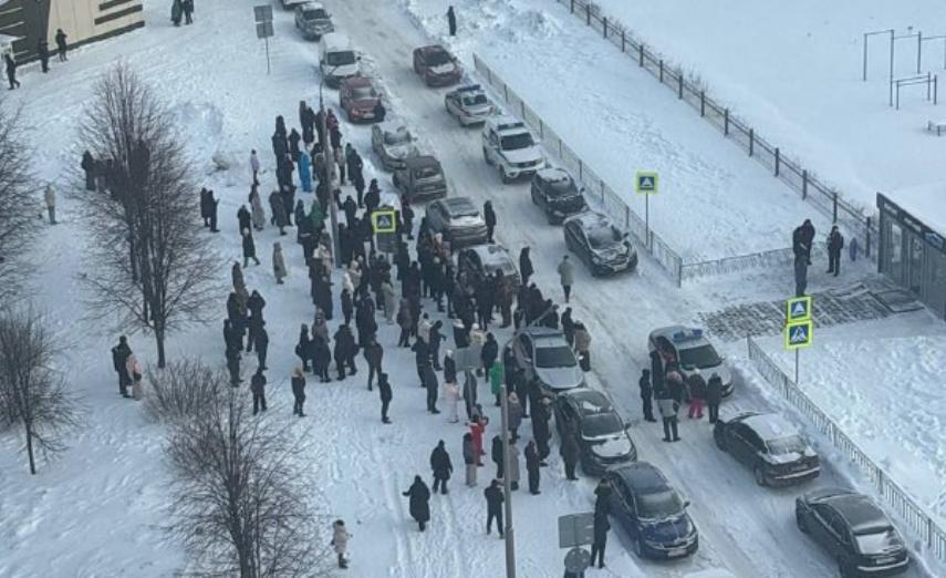 Подросток с ножом напал на охранницу в лицее Нижнекамска