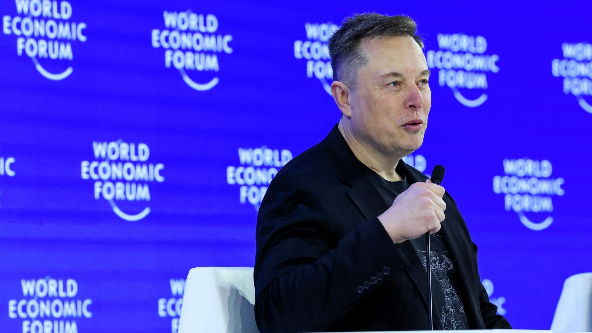 Илон Маск заявил, что к 2030 году ИИ станет умнее всего человечества