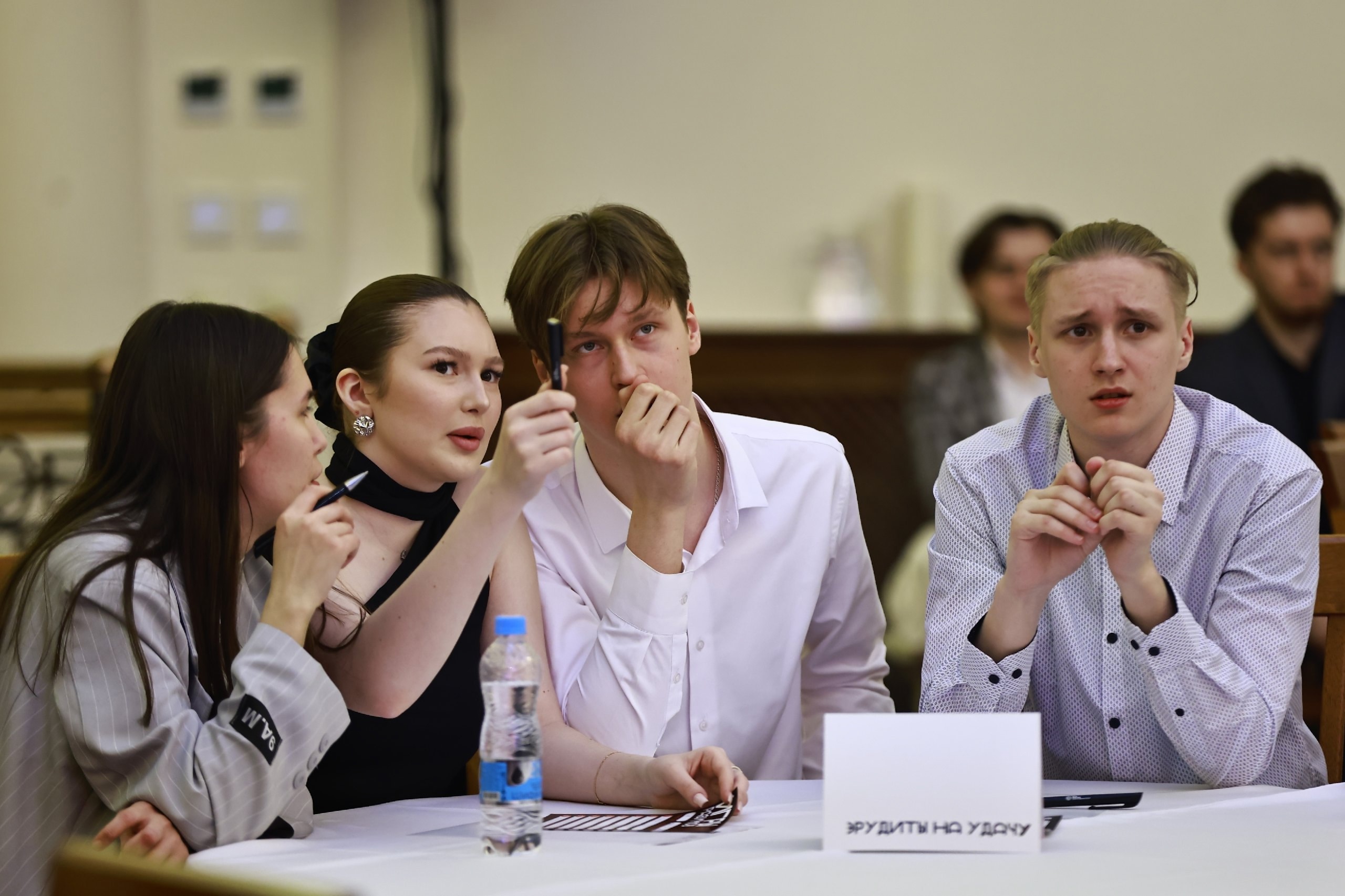 Стало известно, на что чаще тратит молодежь