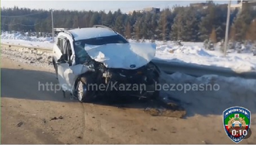 На Матюшинской трассе в Казани лоб в лоб столкнулись Kia и внедорожник