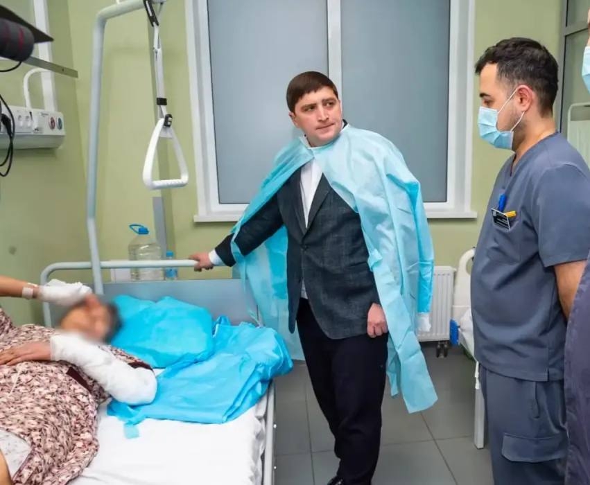 Мэрия выделит 500 тысяч рублей пострадавшей во время нападения в школе уборщице