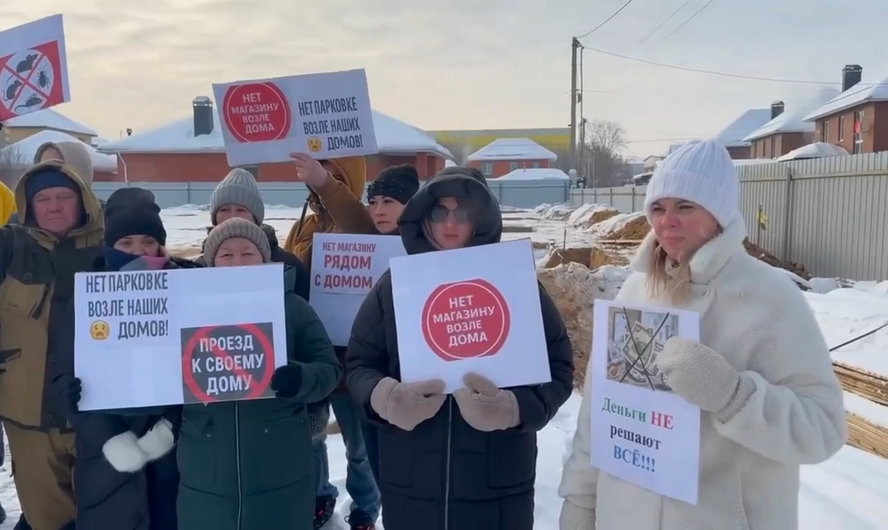 Жители вышли на митинг против строительства магазина в посёлке под Казанью