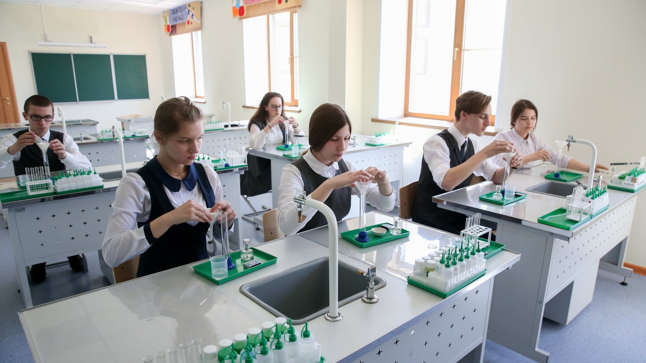 В Татарстане 200 школьников получат гранты за успехи в физике и химии