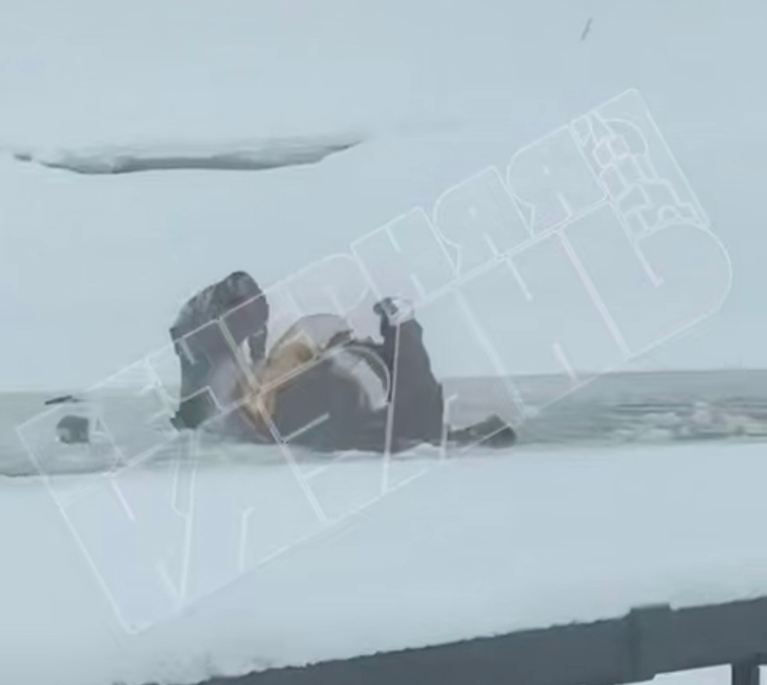 Двое казанцев чуть не ушли под воду на снегоходе у Кировской дамбы