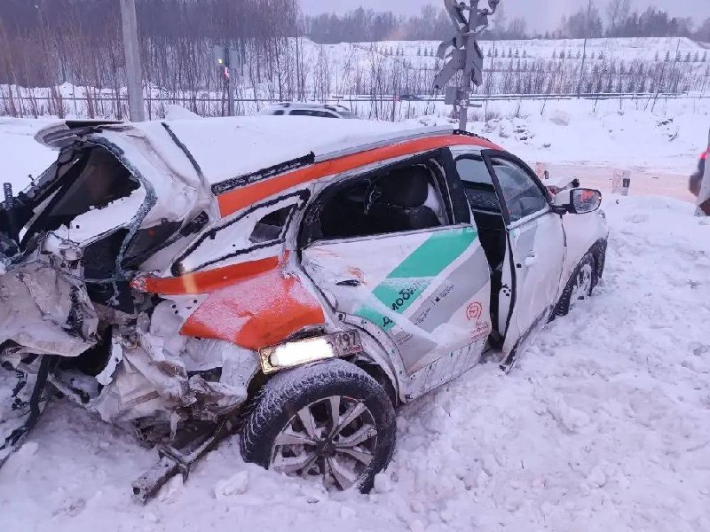Водитель каршерингового Chery столкнулся с поездом в Казани