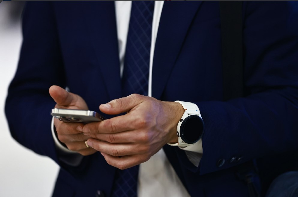 Пользователи смартфона Samsung пожаловались, что он краями режет одежду