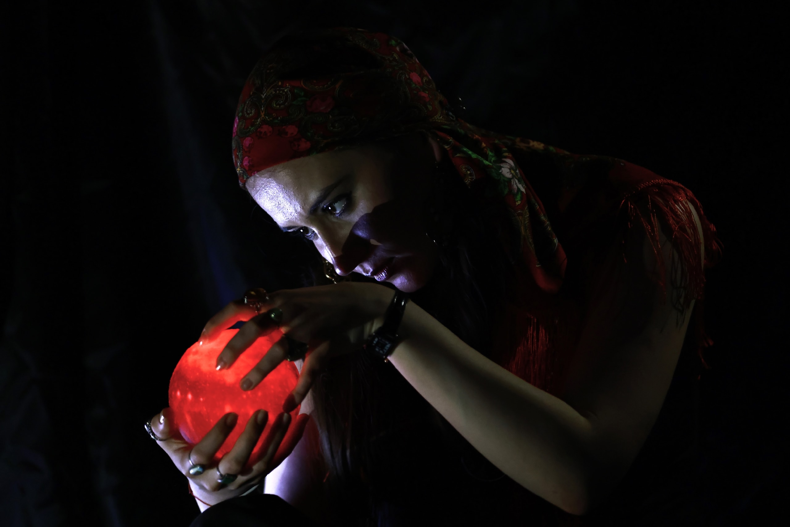 Осиновые колья, вуду и полынь: к чему готовятся россияне, скупая обереги