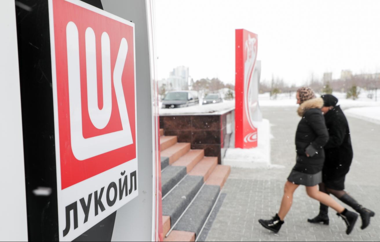 «Лукойл» договорился с американской Carlyle о продаже зарубежных активов