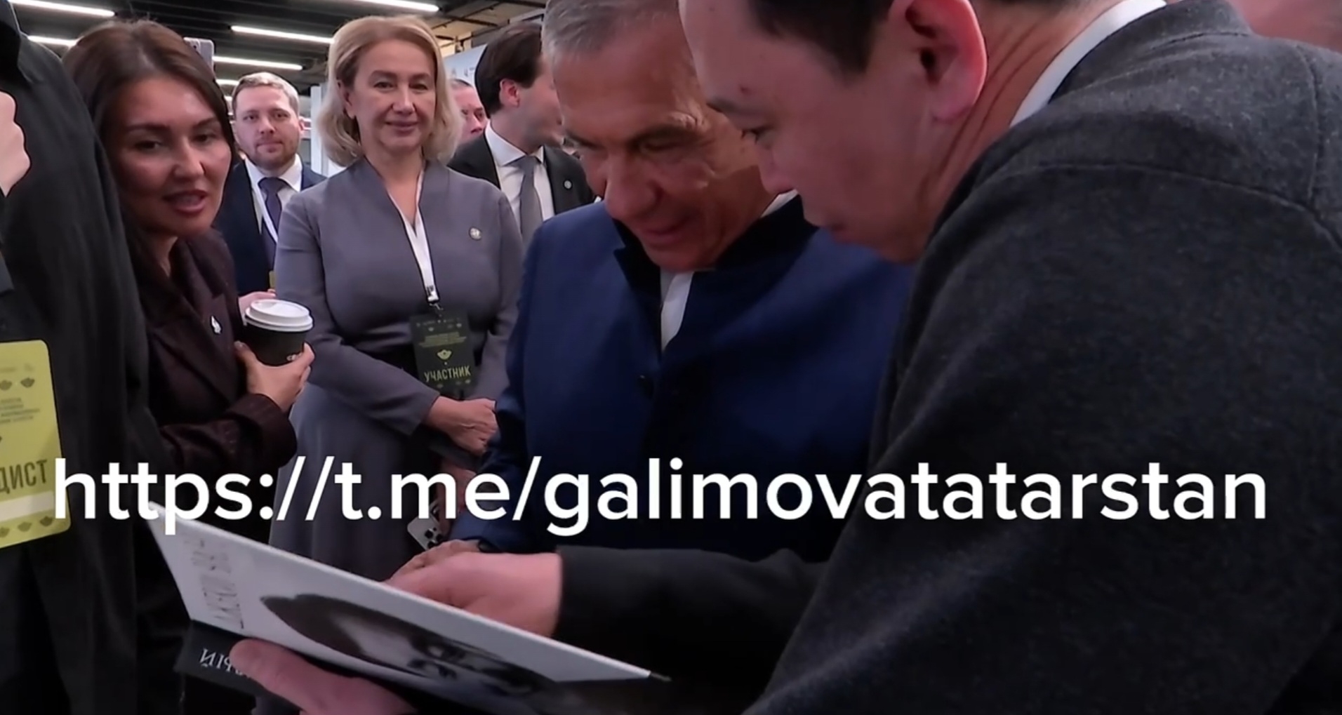 Минниханову подарили книгу Джеки Чана с его подписью