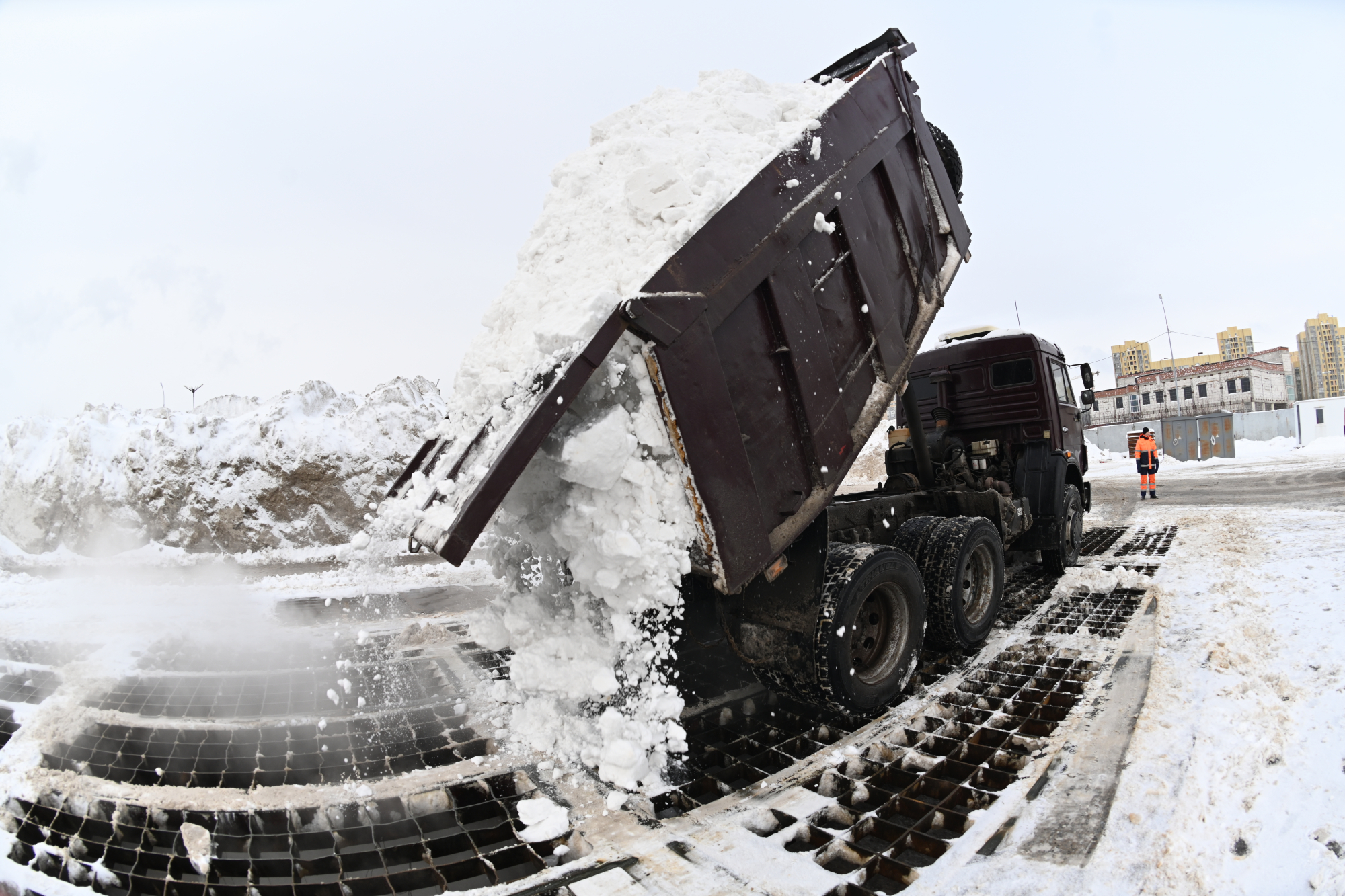 На снегоплавильных станциях Казани за сутки приняли почти 21 тысячу тонн снега
